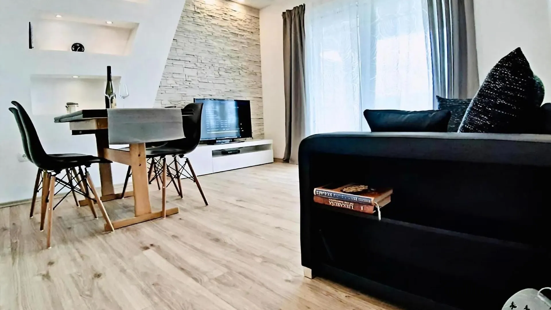 Wohnung Marica Mit Balkon Und Herrlichem Meerblick contacts
